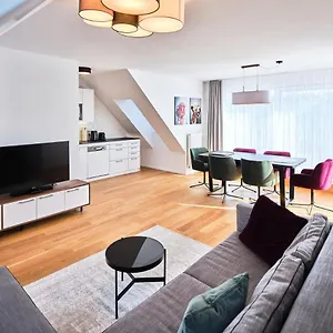 Myfavorit - Spacious Next To Puplic Transport U1 Direct Connection To Citycenter , Vienna Austria